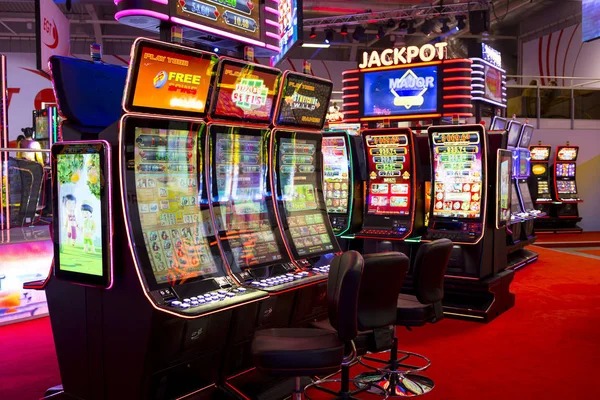 European Roulette wheel and betting layout on miototo live-dealer table